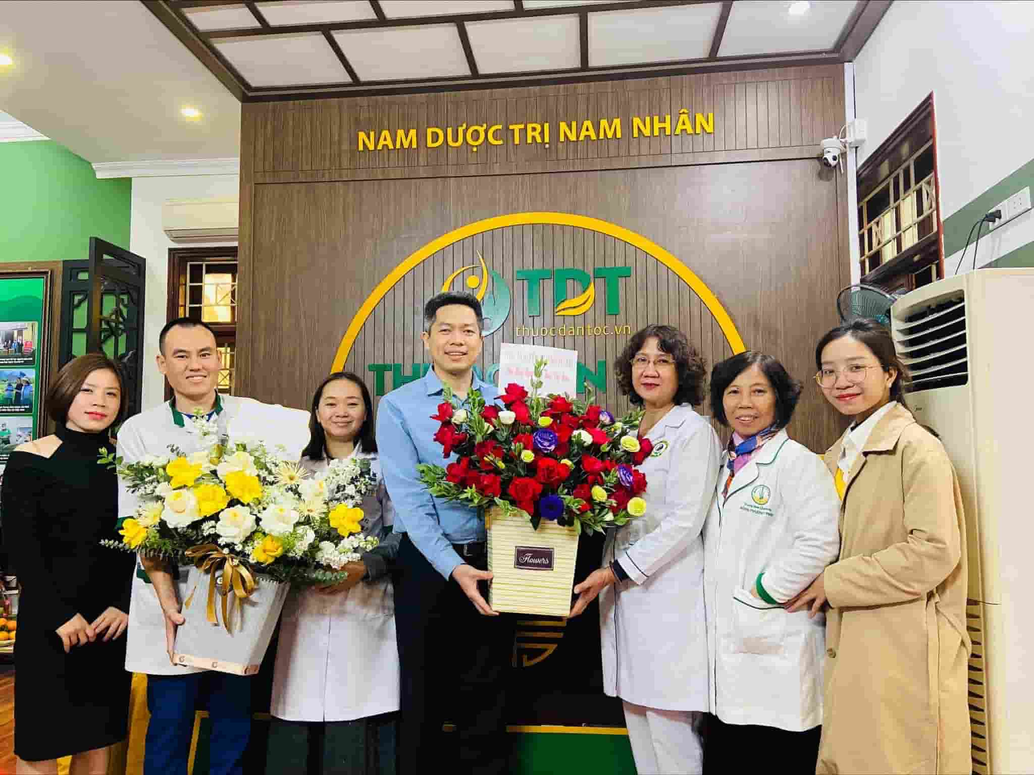 Ban Lãnh Đạo tặng hoa và chúc mừng đội ngũ bác sĩ ở cơ sở Nguyễn Thị Định