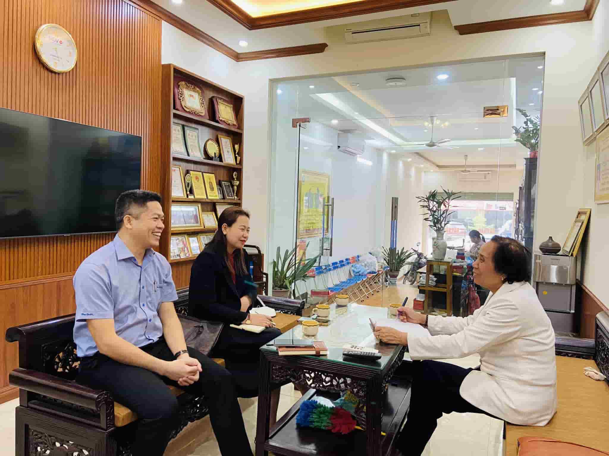 Ban lãnh đạo Thuốc Dân Tộc trao đổi hợp tác với Lương y Nguyễn Thị Minh đẩy mạnh nghiên cứu bài thuốc Nam của dân tộc Mường và Dao