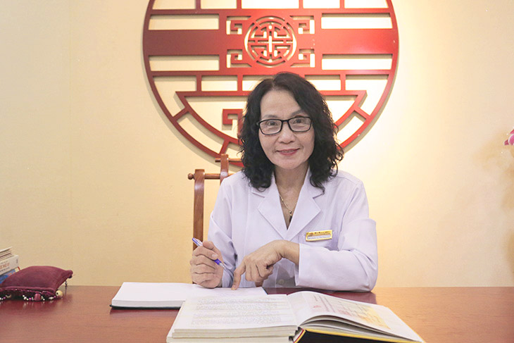 Thầy thuốc ưu tú, bác sĩ CKII Lê Phương có hơn 40 năm kinh nghiệm trong điều trị nám tàn nhang 
