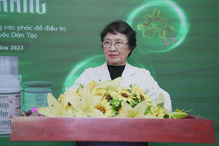 BS Nguyễn Thị Nhuần đánh giá cao ưu điểm của dung dịch vệ sinh phụ nữ Diệp Phụ Khang trong buổi lễ ra mắt sản phẩm