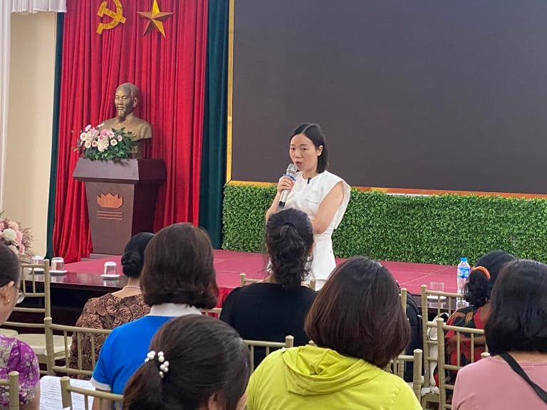 Coach Nguyễn Thị Hương chia sẻ kiến thức về dinh dưỡng.