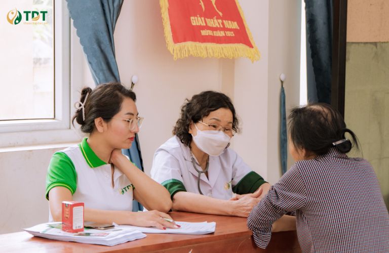 Bác sĩ Phạm Thị Minh Dương thăm khám cho bệnh nhân