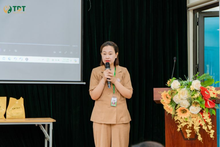 Bà Đinh Thị Kim Thoa - Phó Tổng Giám đốc Thuốc Dân Tộc (Trưởng ban công tác xã hội  - Dự án Bảo vệ tim mạch Việt Nam) chia sẻ tại chương trình