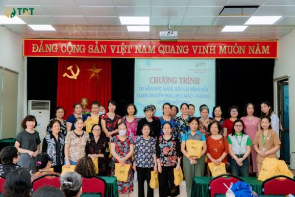 Đại diện Thuốc Dân Tộc và Dự án Bảo vệ tim mạch Việt Nam trao quà cho bà con