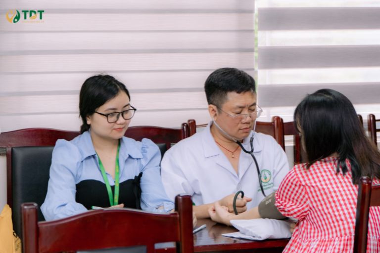 Lương y Phùng Hải Đăng khám sức khỏe cho các thầy cô giáo