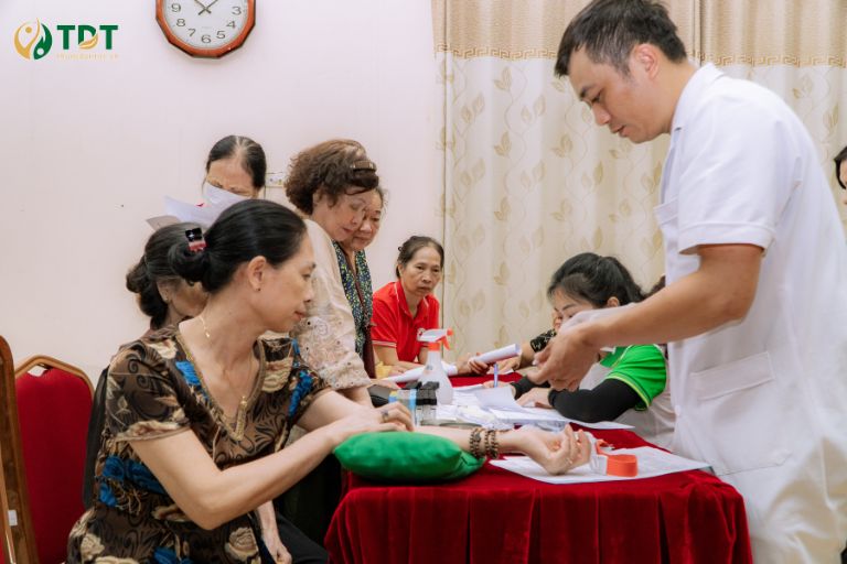 Bác sĩ chuyên khoa tiến hành xét nghiệm sàng lọc mỡ máu miễn phí cho bà con