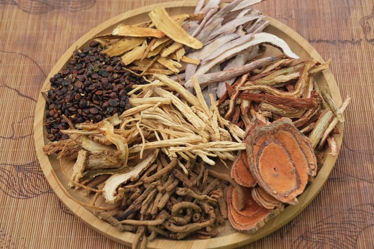 Ngoài nhóm thuốc uống chính, liệu trình có thể gia giảm, kết hợp thêm nhóm thuốc giải độc hoặc bổ khí, bổ huyết tùy tình trạng của chị em