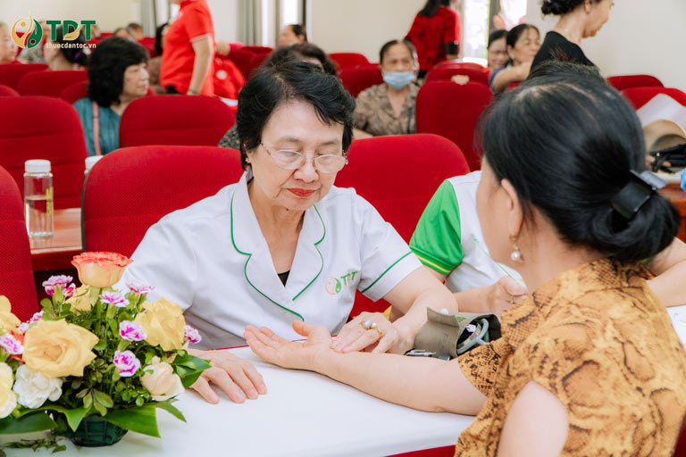 Trực tiếp chuyên gia YHCT đầu ngành thăm khám cho người bệnh