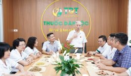 Thầy Nguyễn Đức Đoàn chuyển giao công thức bài thuốc cho Viện Y Dược Cổ Truyền