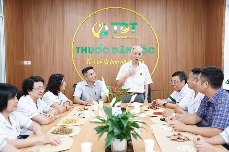 Thầy Nguyễn Đức Đoàn chuyển giao công thức bài thuốc cho Viện Y Dược Cổ Truyền