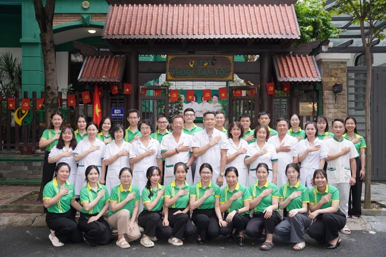 Trung tâm luôn có đội ngũ bác sĩ chuyên khoa, lương y giàu kinh nghiệm, vững tay nghề cùng đồng hành với bà con